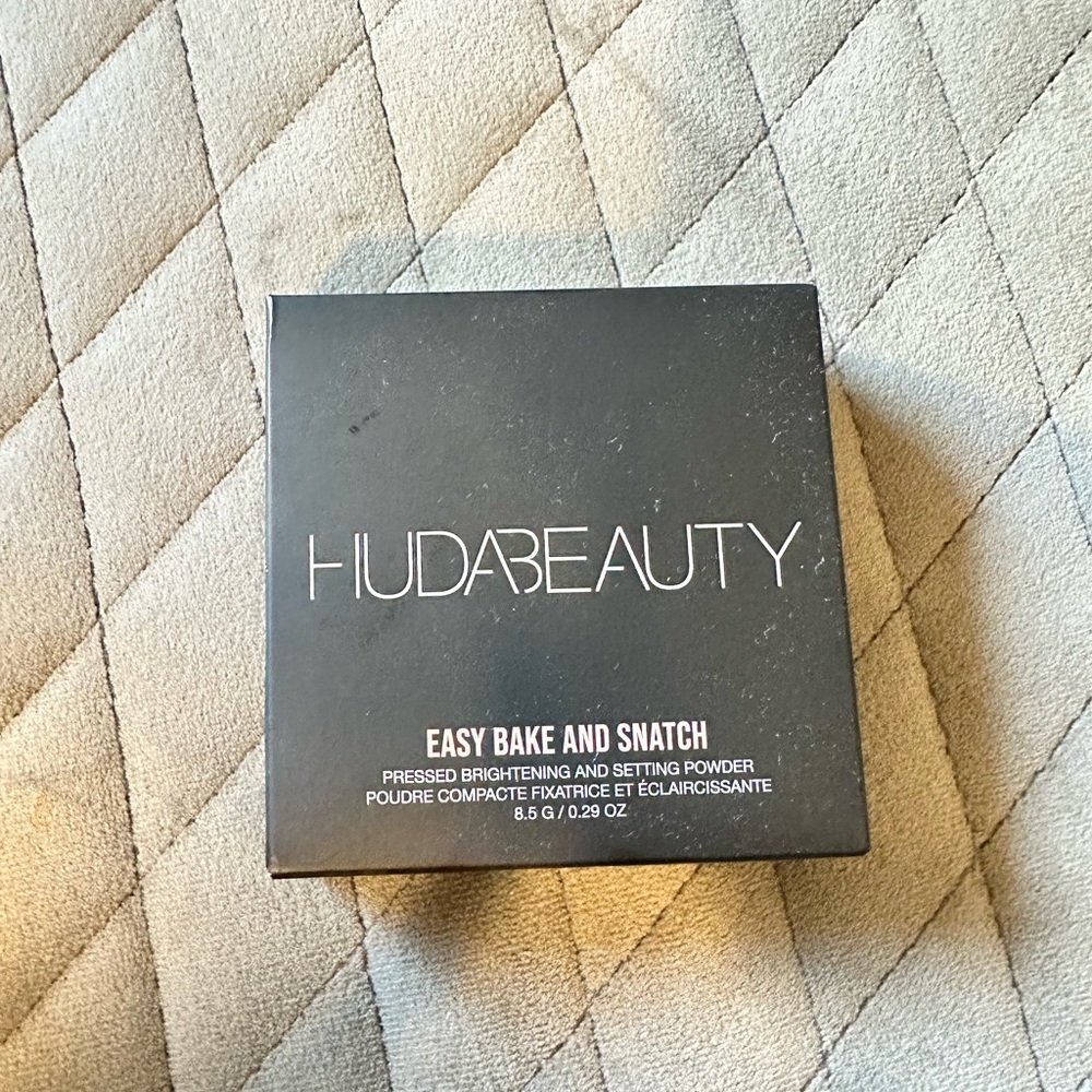 HUDA BEAUTY Black Setting Powder for a Flawless Finish - Banana Bread (NEW)